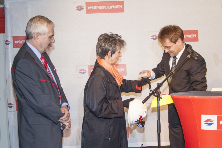 Tunnelanschlag in dem rund 30 Meter unter der A23 verlaufenden Tunnel bei der künftigen U1-Station Altes Landgut.

Tunnelpatin der künftigen Station Altes Landgut ist Nationalratspräsidentin Barbara Prammer.