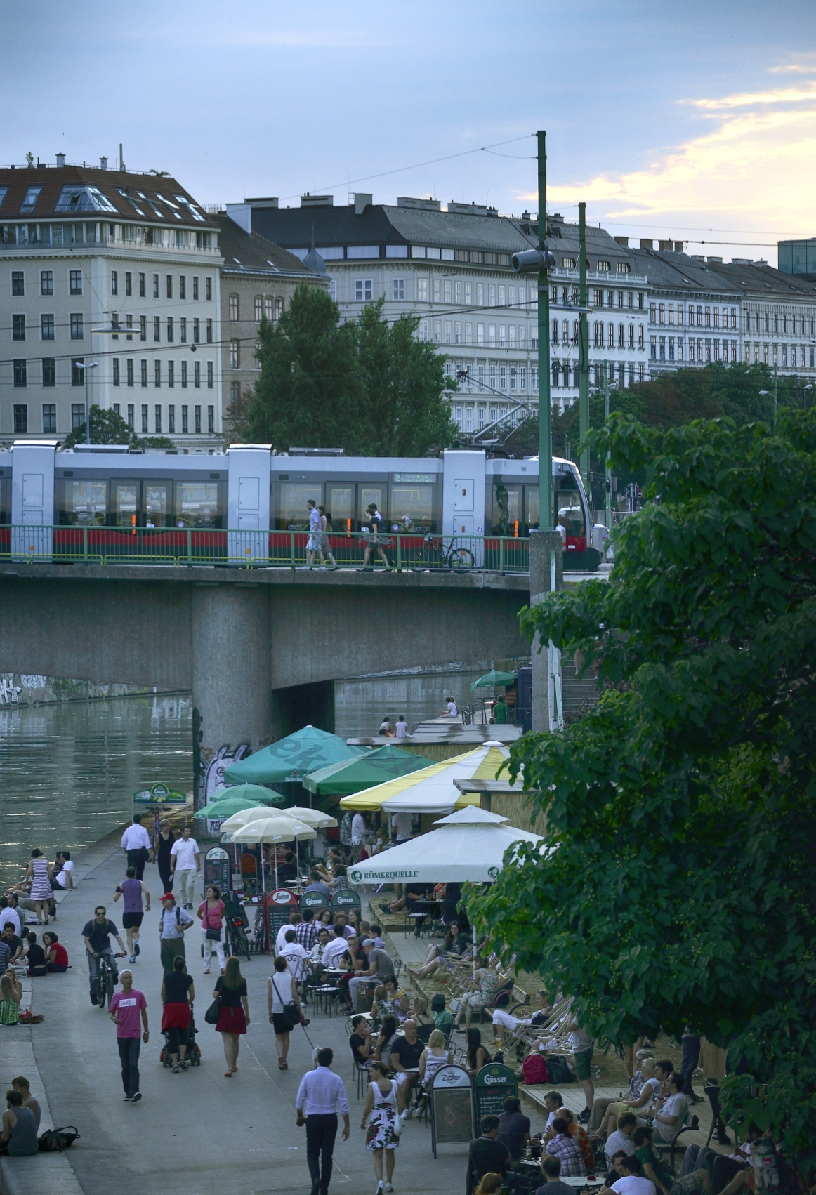 Straßenbahn der Linie 2 auf der Marienbrücke über den Donaukanal.