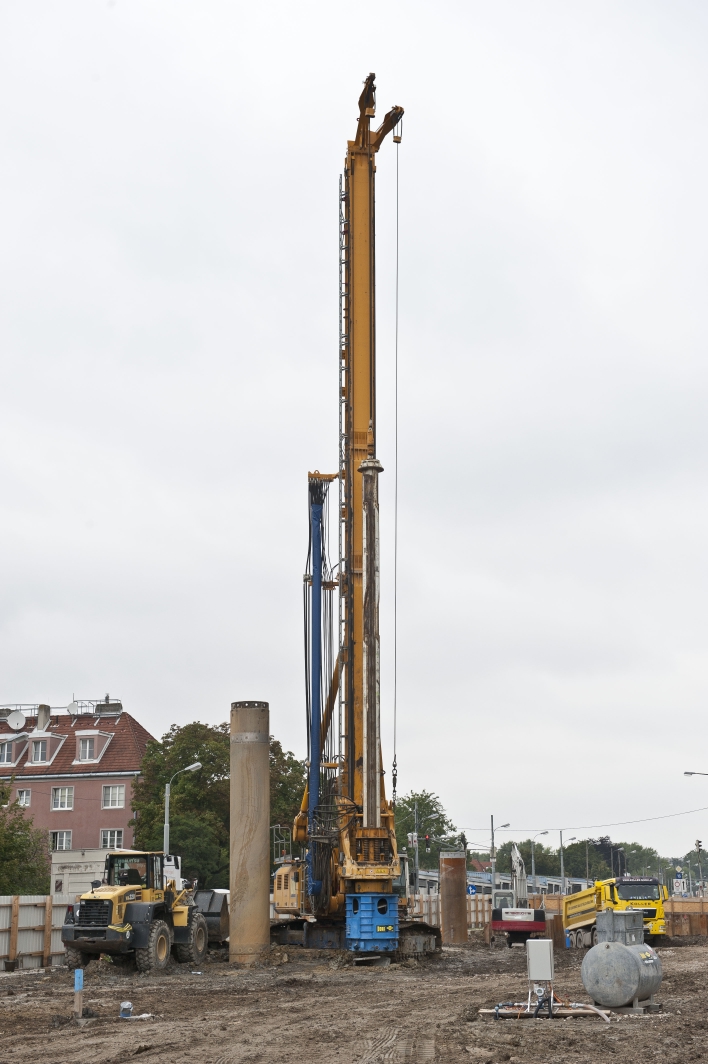 Überirdische Bauarbeiten an der U1-Verlängerung nach Oberlaa. Bohrgerät im Bereich Fovoritenstraße.