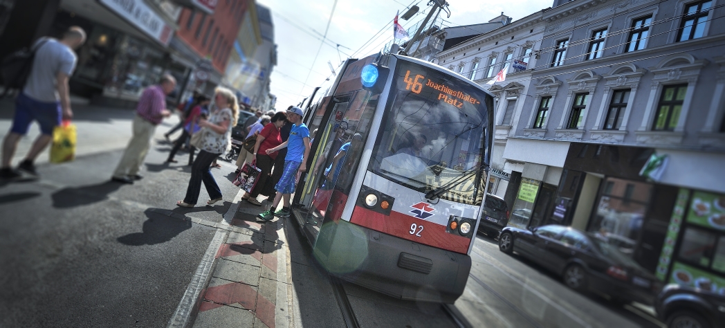 Straßenbahn der Linie 46, hier im Bild auf der Thaliastraße.