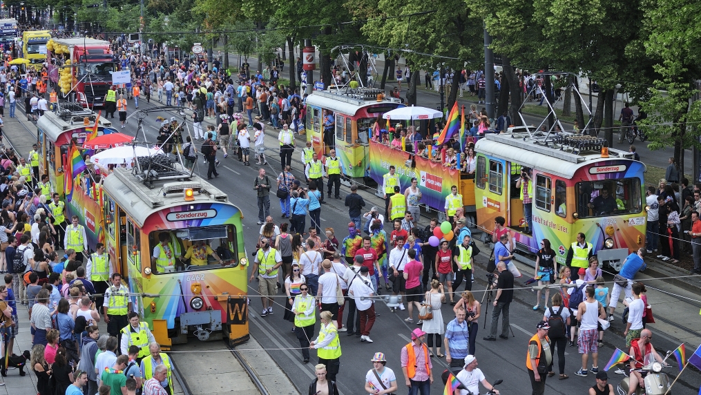 Zwei Sonderzüge der Wiener Linien führen wie jedes Jahr auch die diesjährige Regenbogenparade über die Wiener Ringstraße an.