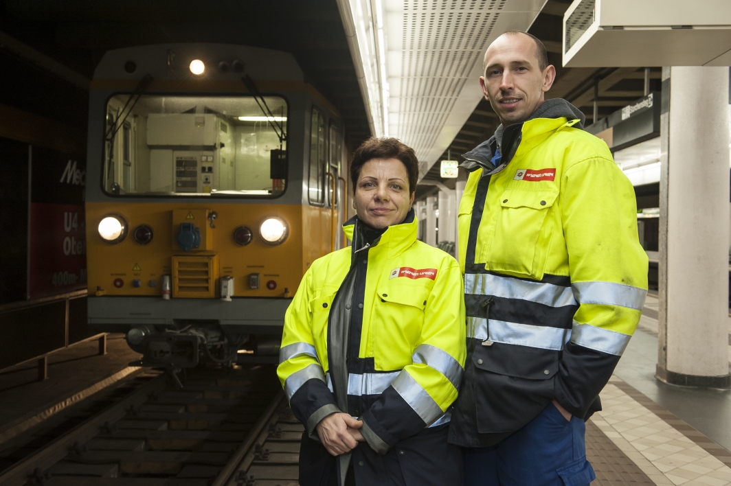 Mit einem speziellen Saugfahrzeug wird nach Betriebsschluss regelmäßig Mist und Unrat aus dem Gleisbereich von U-Bahn-Stationen und Strecken entfernt.