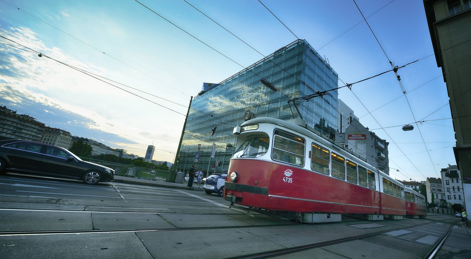 Straßenbahn der Linie 2 auf der Marienbrücke über den Donaukanal.