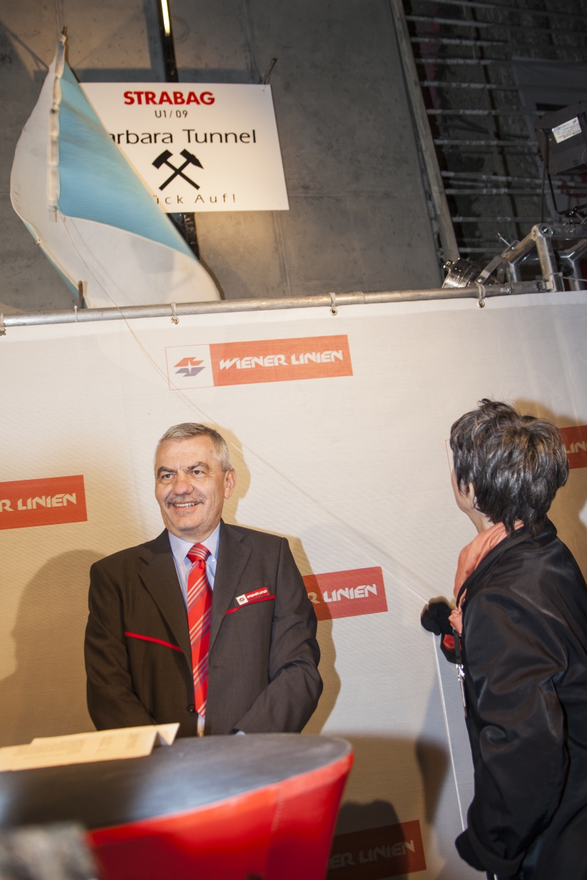 Tunnelanschlag in dem rund 30 Meter unter der A23 verlaufenden Tunnel bei der künftigen U1-Station Altes Landgut.

Tunnelpatin der künftigen Station Altes Landgut ist Nationalratspräsidentin Barbara Prammer.