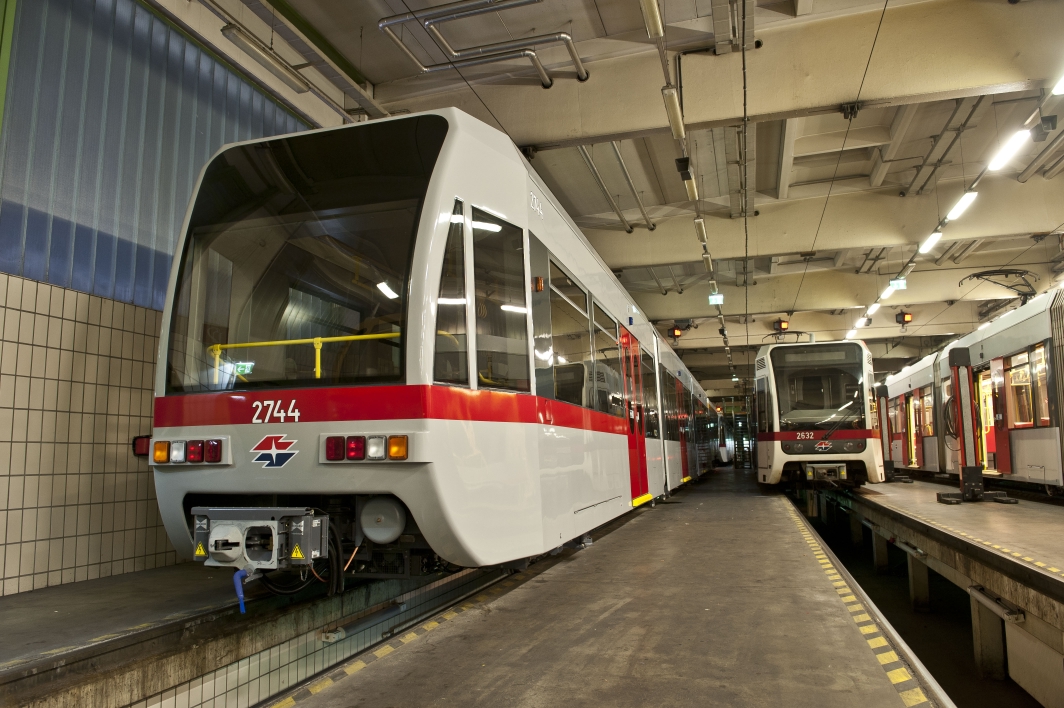 Neu ausgelieferte U6-Garnitur wird von der Hauptwerkstätte Simmering über das Straßenbahnnetz zum Bahnhof Michelbeuern gezogen.   Garnitur erreicht sein Ziel in der Werkstatthalle im Bahnhof Michelbeuren.