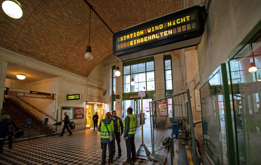 Mitarbeiter verteilen Broschüren wegen Sperre Station Alserstraße Junii 2014