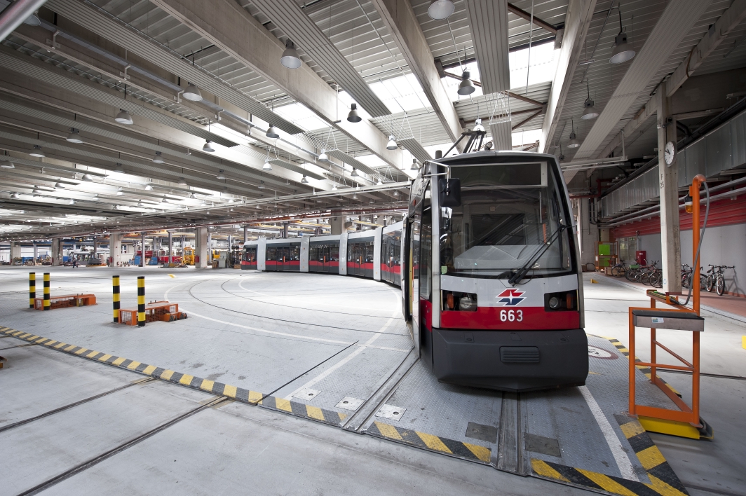 Hauptwerkstätte der Wiener Linien in Simmering. ULF-Straßenbahngarnitur wird in Montagehalle gebracht.