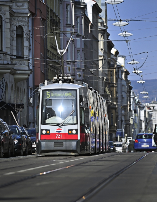 Straßenbahn der Linie 5 in der Kaiserstraße.