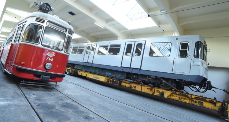 Der von der Hauptwerkstätte in Wien Simmering transportierte U-Bahnzug erreicht im der Remise, dem neuen Verkehrsmuseum in Erdberg sein Ziel.