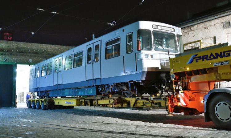 Nächtlicher Transfer eines U-Bahnzuges von der Hauptwerkstätte in Wien Simmering in die Remise, das neue Verkehrsmuseum der Wiener Linien in Erdberg.