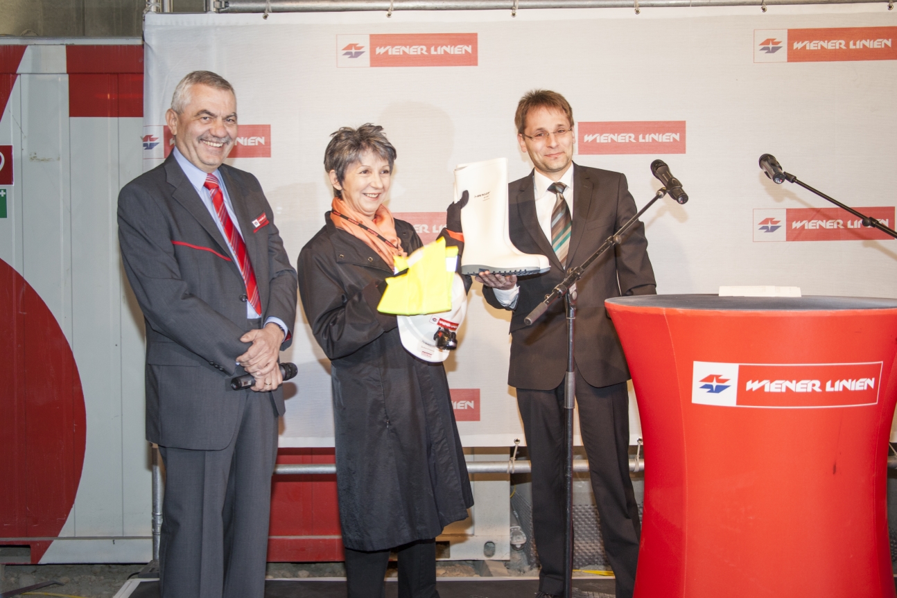 Tunnelanschlag in dem rund 30 Meter unter der A23 verlaufenden Tunnel bei der künftigen U1-Station Altes Landgut.

Tunnelpatin der künftigen Station Altes Landgut ist Nationalratspräsidentin Barbara Prammer.