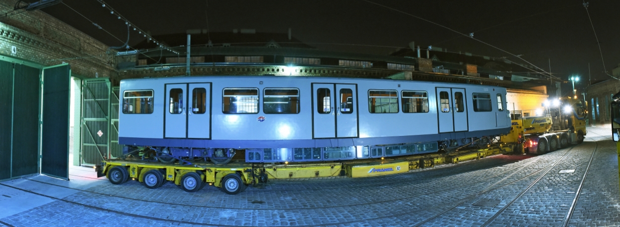 Nächtlicher Transfer eines U-Bahnzuges von der Hauptwerkstätte in Wien Simmering in die Remise, das neue Verkehrsmuseum der Wiener Linien in Erdberg.