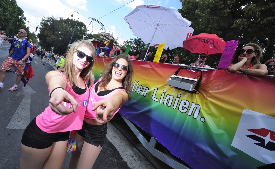 Zwei Sonderzüge der Wiener Linien führen wie jedes Jahr auch die diesjährige Regenbogenparade über die Wiener Ringstraße an.