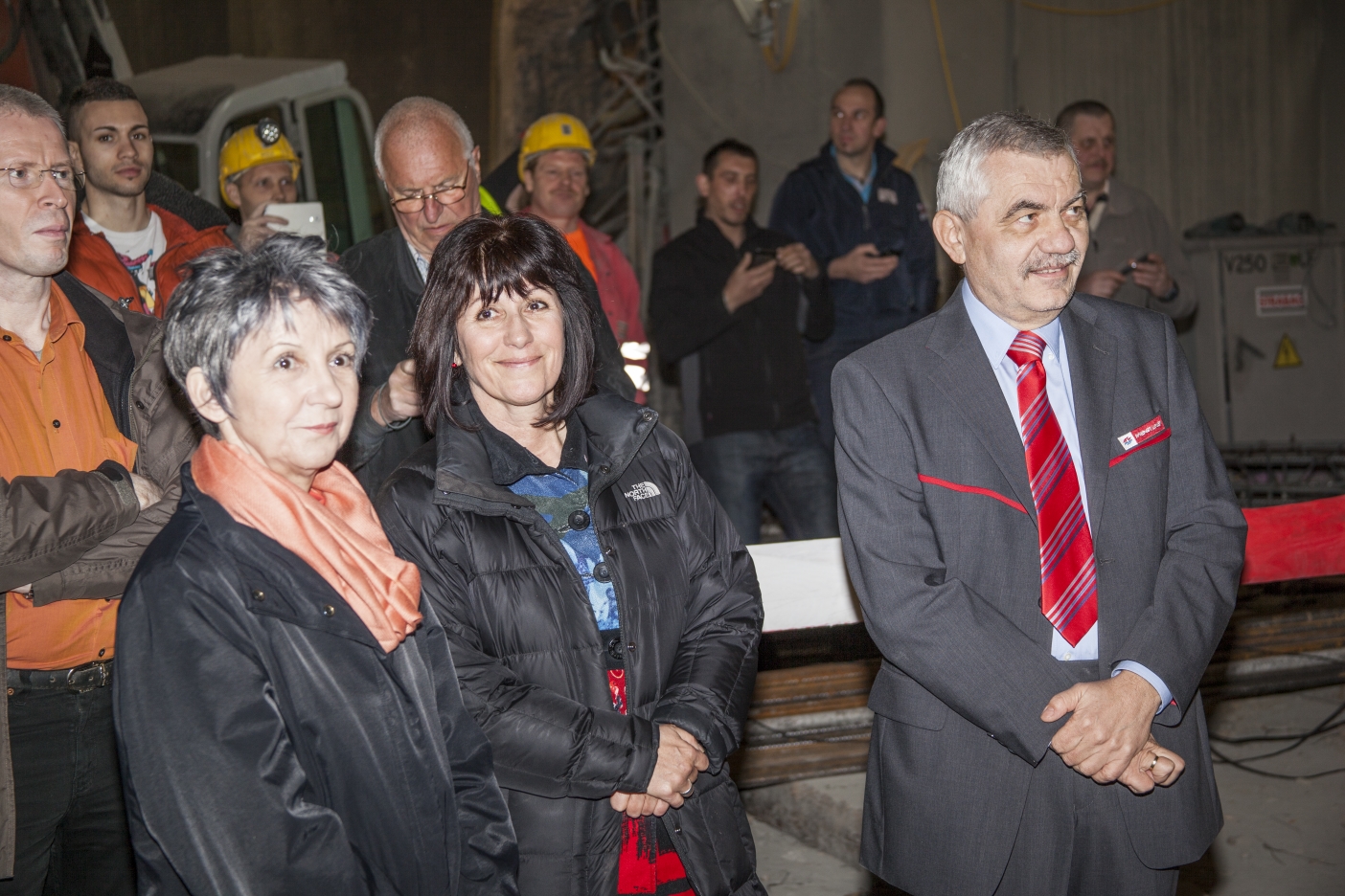 Tunnelanschlag in dem rund 30 Meter unter der A23 verlaufenden Tunnel bei der künftigen U1-Station Altes Landgut.

Tunnelpatin der künftigen Station Altes Landgut ist Nationalratspräsidentin Barbara Prammer.