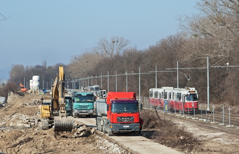 Linie 67 mit Zug der Type E2-c5 zwischen Rothneusiedl und perAlbinHansonSiedlung mit Vorarbeiten zur U1 Feb 2014