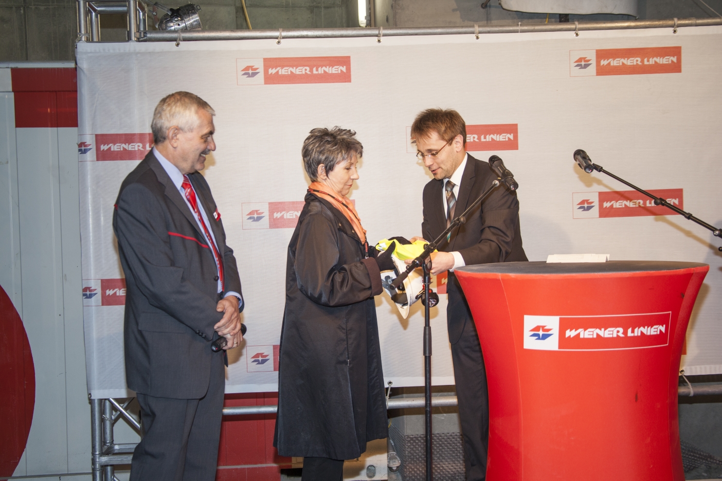 Tunnelanschlag in dem rund 30 Meter unter der A23 verlaufenden Tunnel bei der künftigen U1-Station Altes Landgut.

Tunnelpatin der künftigen Station Altes Landgut ist Nationalratspräsidentin Barbara Prammer.