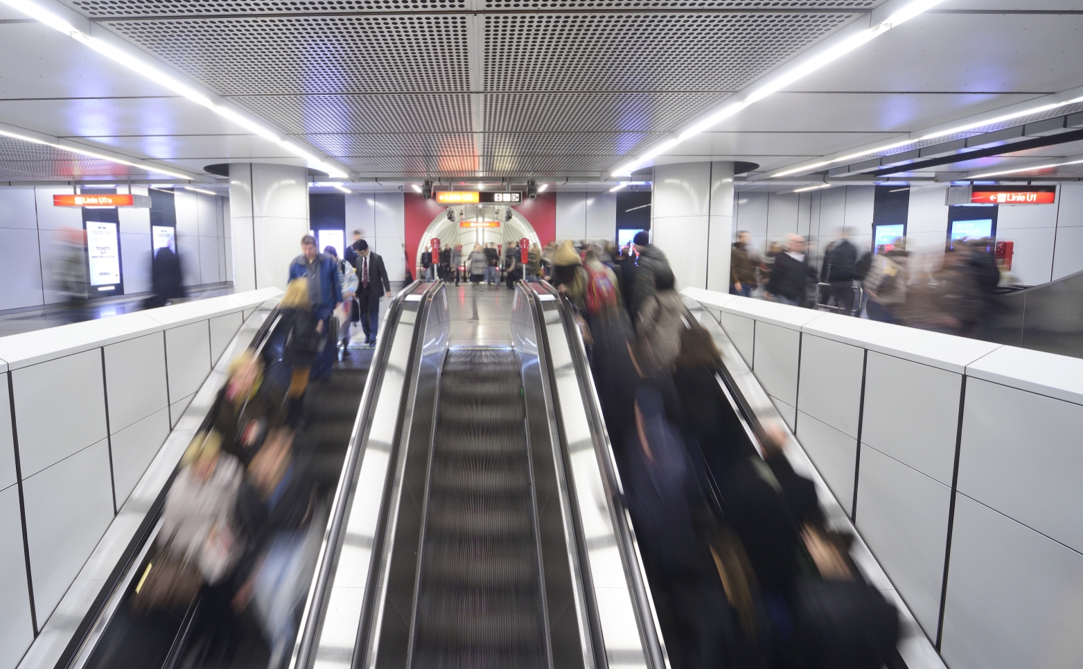 Viele Tausend Fahrgäste nutzen täglich die Wiener Linien, in diesem Bild die U-Bahn der Station Stephansplatz.