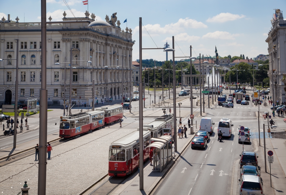 Linie D am Schwarzenbergplatz Fahrtrichtung Nußdorf und ein Zug der Linie 71, Juli 14