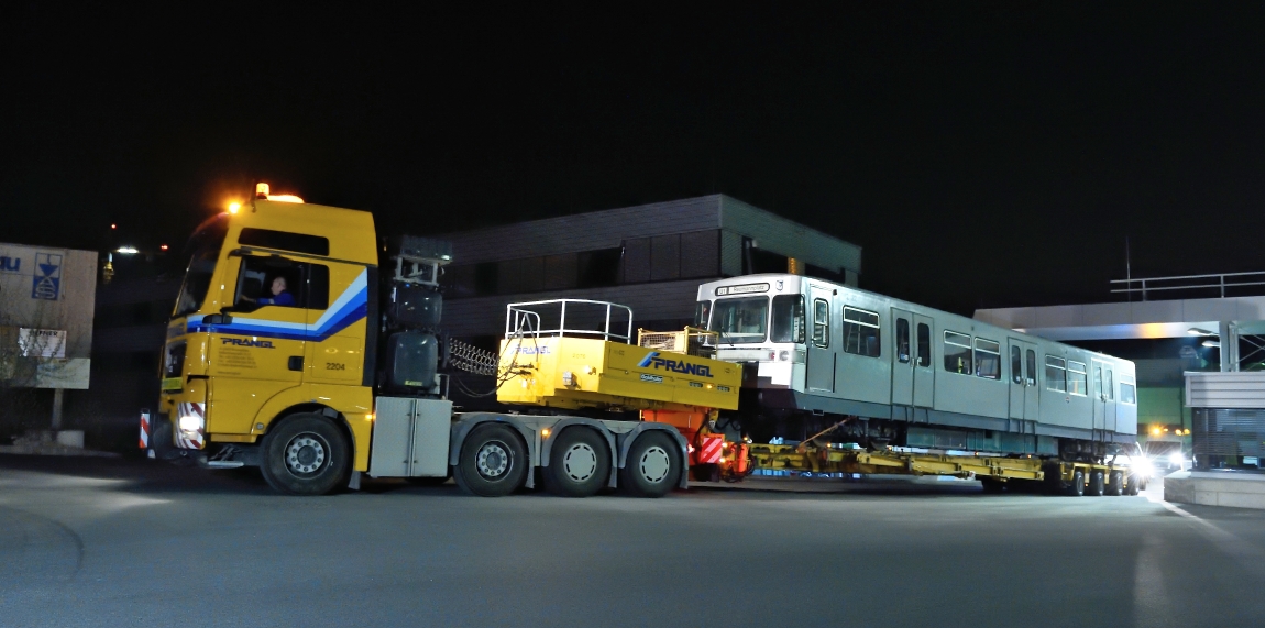 Nächtlicher Transfer eines U-Bahnzuges von der Hauptwerkstätte in Wien Simmering in die Remise, das neue Verkehrsmuseum in Erdberg.