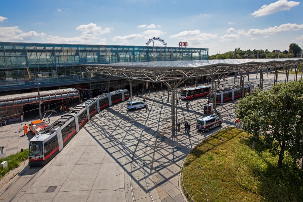 Linie 5 mit TypeB (Ulf) am Praterstern, Juli 2014