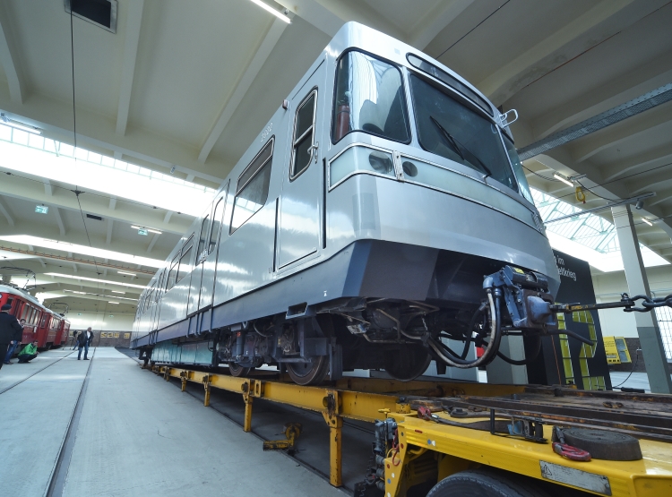 Der von der Hauptwerkstätte in Wien Simmering transportierte U-Bahnzug erreicht im der Remise, dem neuen Verkehrsmuseum in Erdberg sein Ziel.