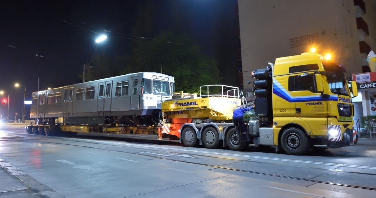Nächtlicher Transfer eines U-Bahnzuges von der Hauptwerkstätte in Wien Simmering in die Remise, das neue Verkehrsmuseum der Wiener Linien in Erdberg.