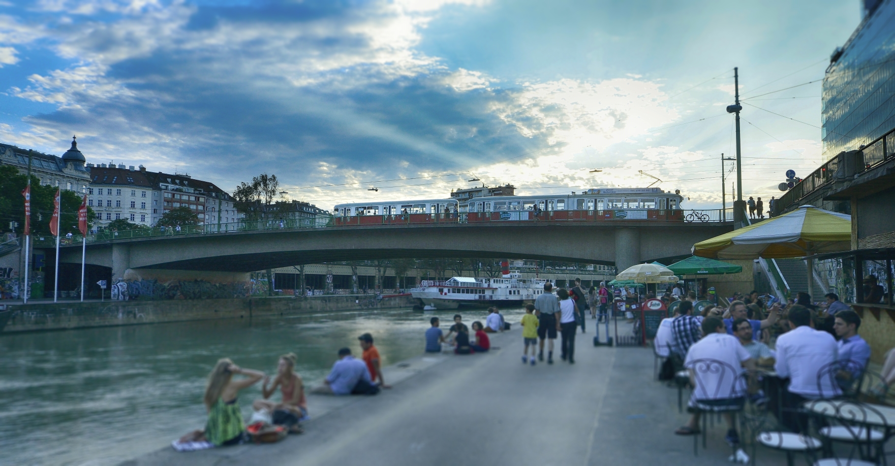 Straßenbahn der Linie 2 auf der Marienbrücke über den Donaukanal.