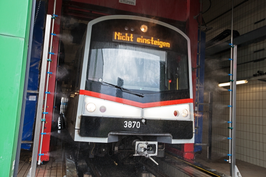 U-Bahnhof Erdberg mit V-Zug in der Waschstraße, März 2014