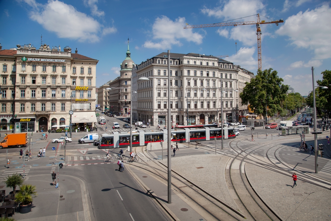 Linie 2 Type B1 (Ulf) , am Ring Schwarzenbergplatz ,Juli 2014