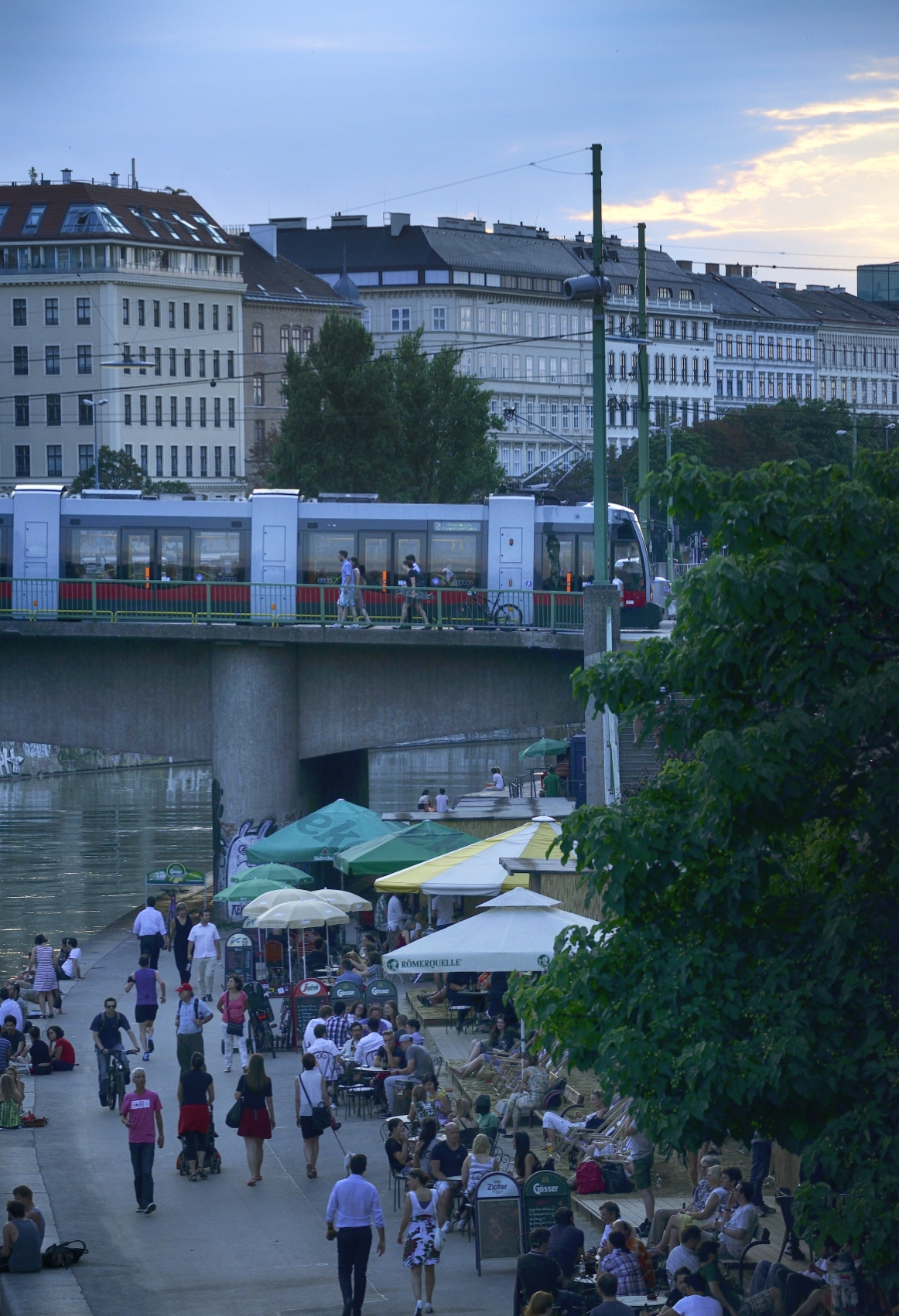 Straßenbahn der Linie 2 auf der Marienbrücke über den Donaukanal.