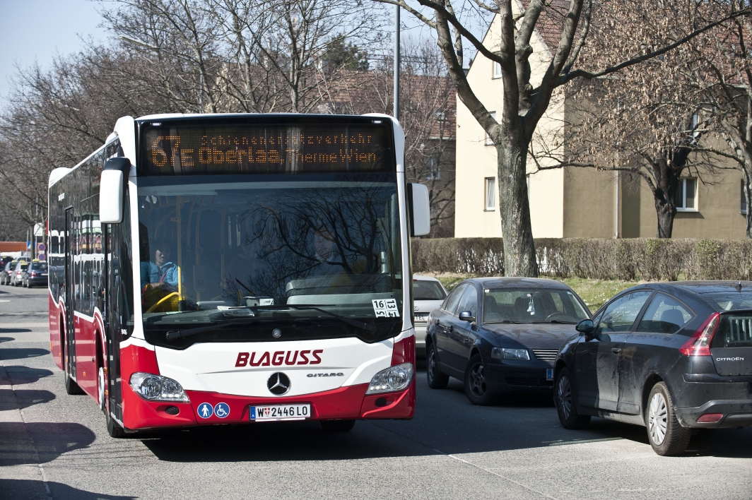 Ersatzverkehr der Linie 67E für das Teilstück Alaudagasse bis Therme Wien als Ersatz für die Straßenbahnlinie 67, die wegen des Ausbaus der U1 nach Oberlaa nur noch bis Alaudagasse fährt.