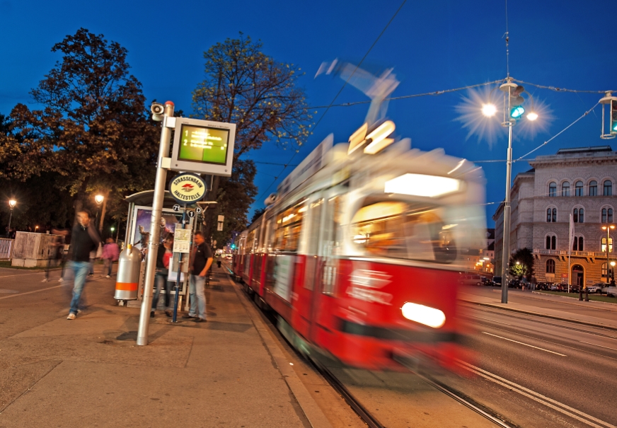 Linie 2 Type E1-c4, am UniRing beim Rathausplatz, August 2014