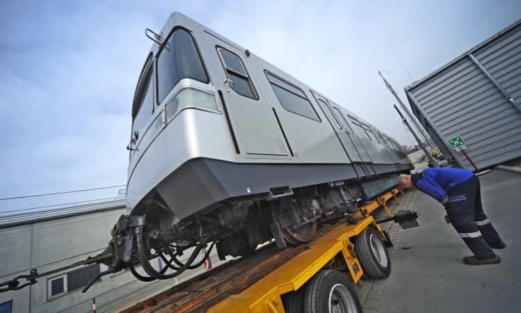 Transfer eines U-Bahnzuges von der Hauptwerkstätte in Wien Simmering in die Remise, dem neuen Verkehrsmuseum der Wiener Linien in Erdberg.