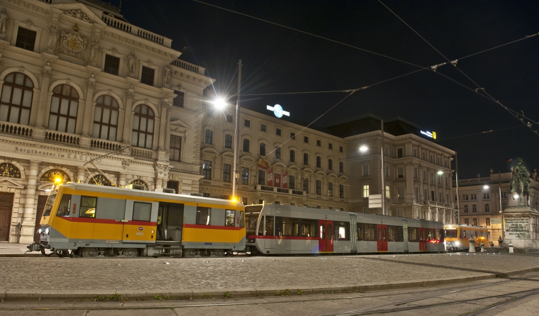 Neu ausgelieferte U6-Garnitur wird von der Hauptwerkstätte Simmering über das Straßenbahnnetz zum Bahnhof Michelbeuern gezogen. Position: Schwarzenbergplatz.