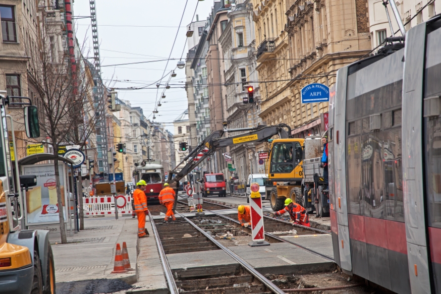 Linie 5 mit TypeB (Ulf) in der Laudongasse, während Gleisbau, November 2014