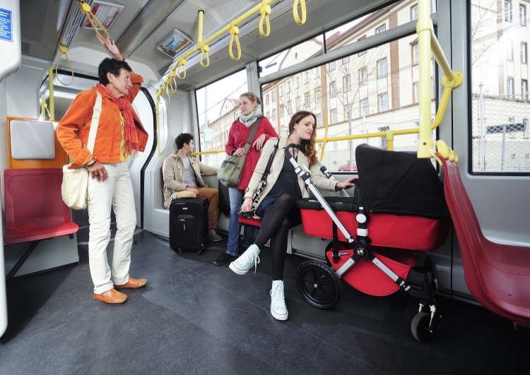 90 ULF-Straßenbahnen der Wiener Linien erhalten im erweiterten Einstiegsbereich Klappsitze, um sich dem Fahrgastaufkommen flexibel anpassen zu können.