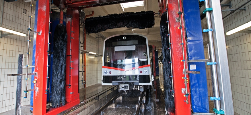 U-Bahnhof Erdberg mit V-Zug in der Waschstraße, März 2014