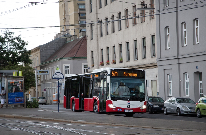 Neue Busse am 57A  bei der Station Anschützgasse, Juni 2014