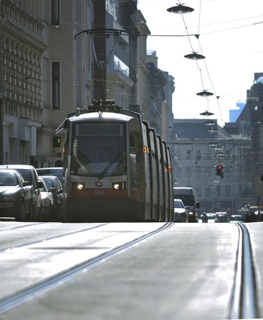 Straßenbahn der Linie 5 in der Kaiserstraße.