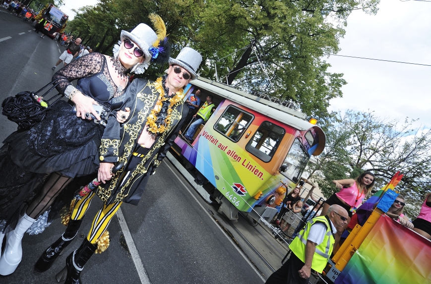 Zwei Sonderzüge der Wiener Linien führen wie jedes Jahr auch die diesjährige Regenbogenparade über die Wiener Ringstraße an.