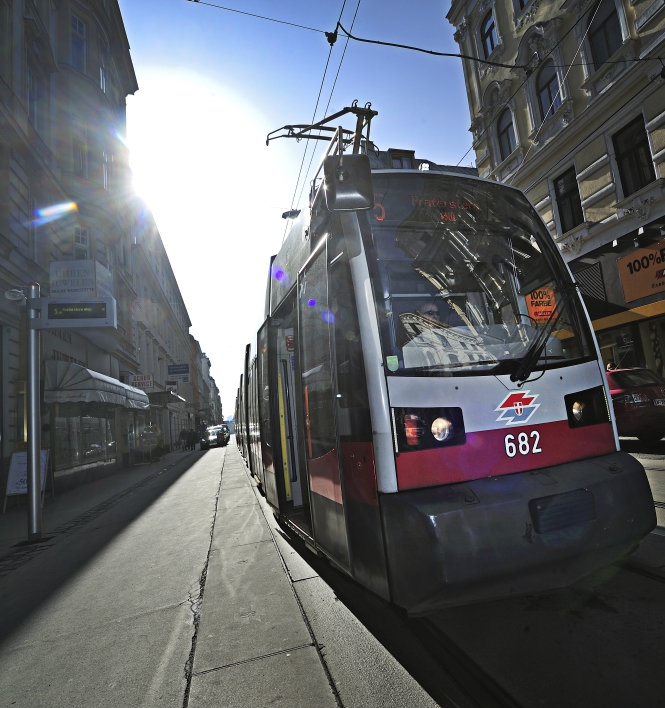 Straßenbahn der Linie 5 in der Kaiserstraße.