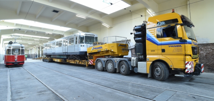 Nächtlicher Transfer eines U-Bahnzuges von der Hauptwerkstätte in Wien Simmering in die Remise, das neue Verkehrsmuseum der Wiener Linien in Erdberg.