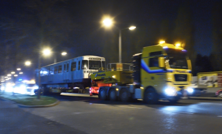 Nächtlicher Transfer eines U-Bahnzuges von der Hauptwerkstätte in Wien Simmering in die Remise, das neue Verkehrsmuseum der Wiener Linien in Erdberg.