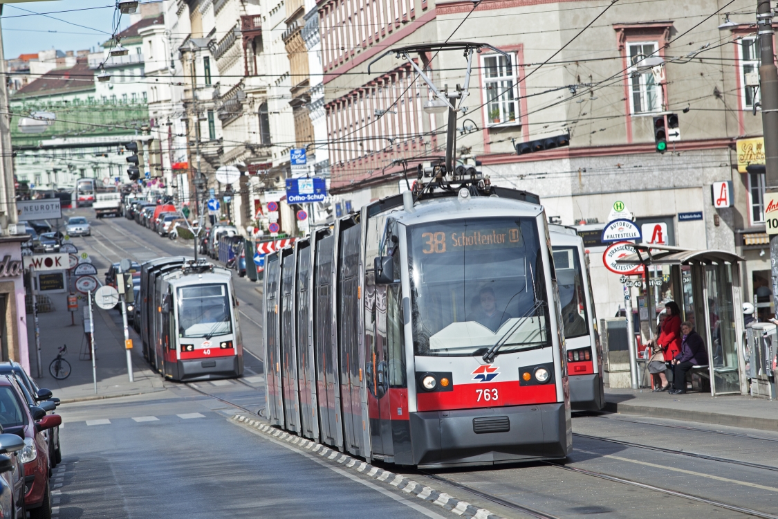 Linie 38 mit Type B1 (ulf)  in der  Währingerstraße, März 14