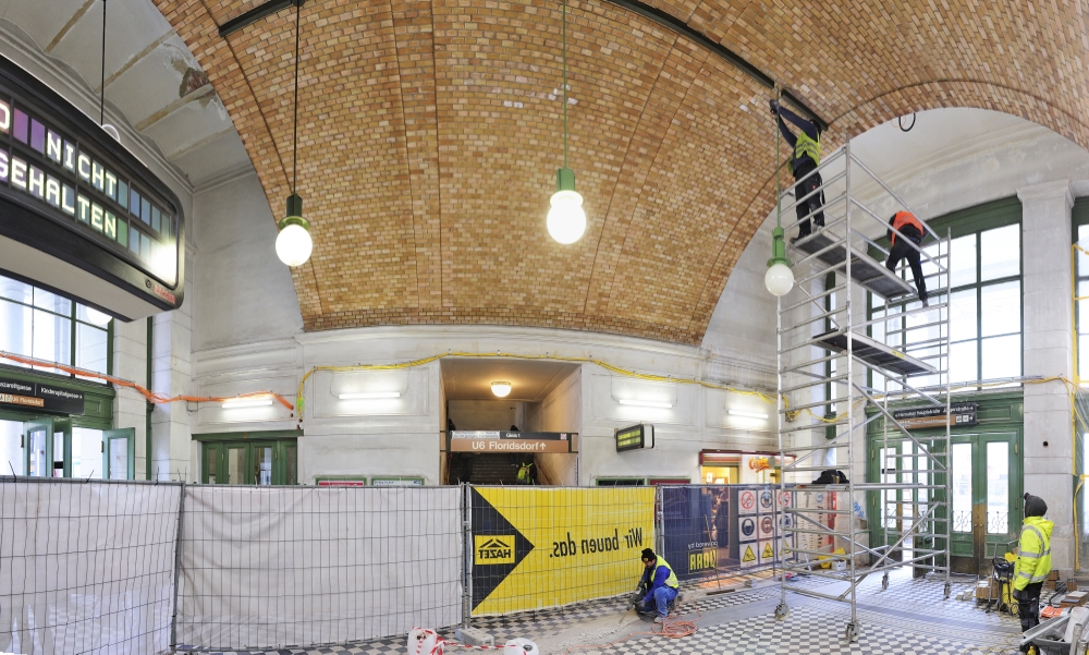 Abschließende Arbeiten vor Wiederinbetriebnahme des Bahnsteiges Richtung Siebenhirten.