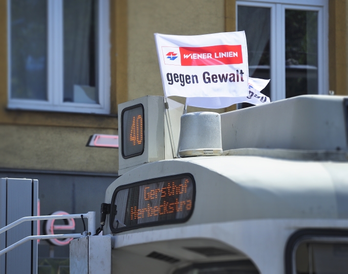 Nachdem es in den letzten Monaten zu mehreren niederträchtigen Übergriffen auf MitarbeiterInnen der Wiener Linien gekommen war, setzen die Wiener Linien, die Belegschaftsvertretung und Öffi-Stadträtin Renate Brauner ein deutliches Zeichen gegen Gewalt. Um 11.00 Uhr werden alle Verkehrsmittel der Wiener Linien für drei Minuten angehalten; eine Durchsage wird auf die Problematik der Übergriffe aufmerksam machen und auf Möglichkeiten zur Unterstützung und Solidarität mit dem Personal der Wiener Linien hinweisen.