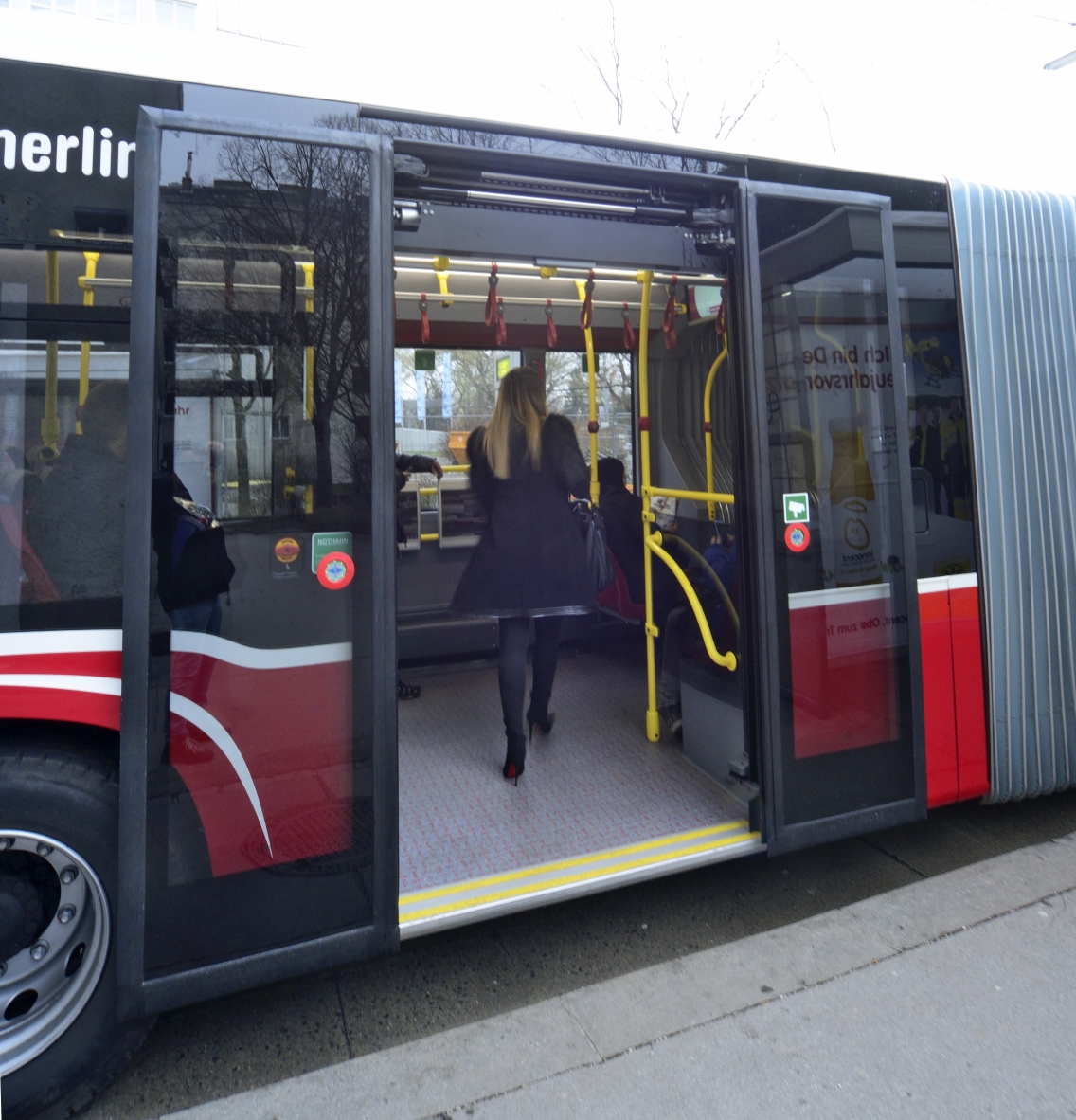 Ab 7. Jänner 2014 sind die neuen umweltfreundlichen CITARO Gelenksbusse des Herstellers Mercedes-Benz im Einsatz, im Bild auf der Linie 7A.