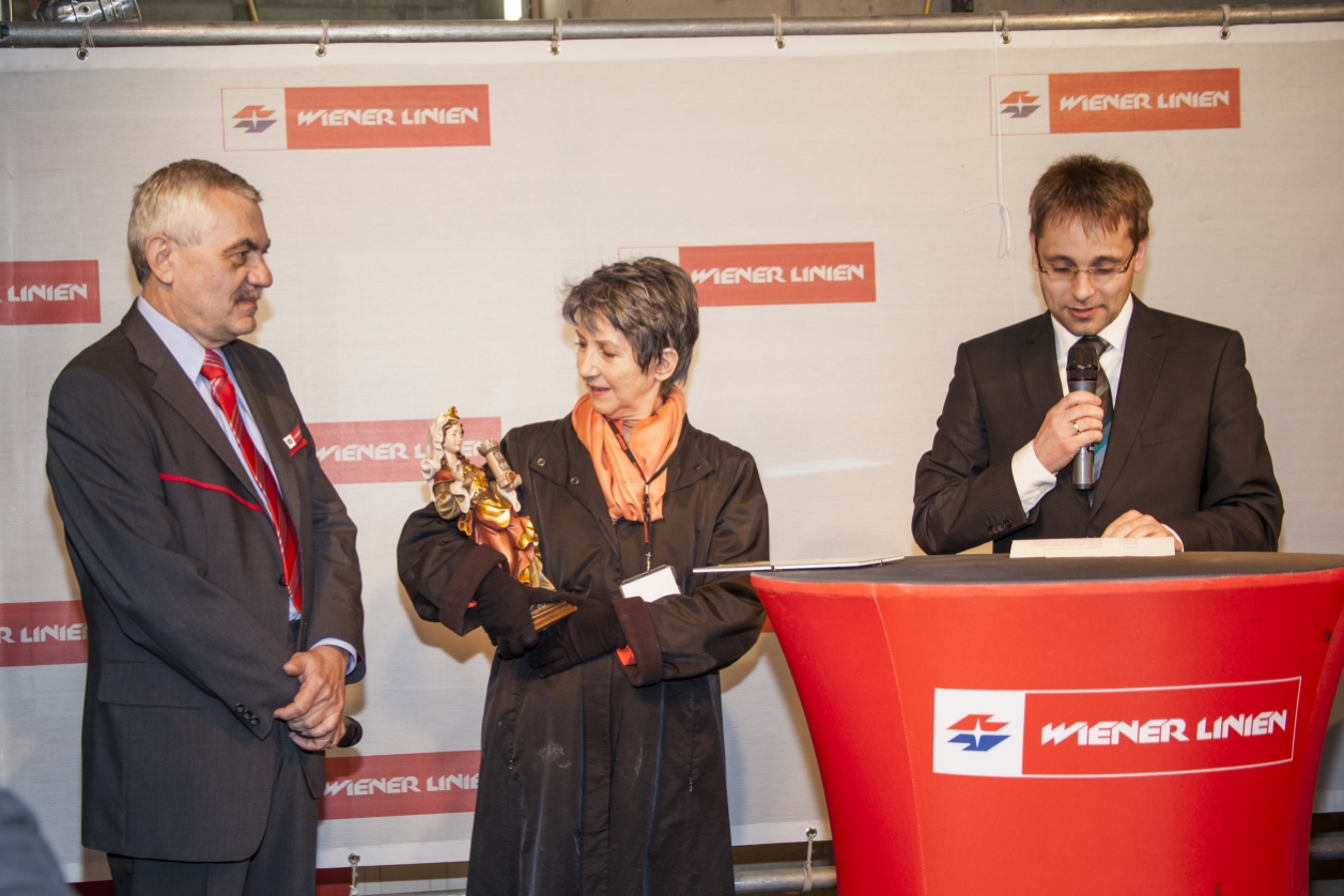 Tunnelanschlag in dem rund 30 Meter unter der A23 verlaufenden Tunnel bei der künftigen U1-Station Altes Landgut.

Tunnelpatin der künftigen Station Altes Landgut ist Nationalratspräsidentin Barbara Prammer.