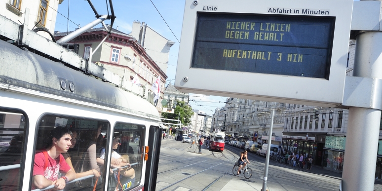 Nachdem es in den letzten Monaten zu mehreren niederträchtigen Übergriffen auf MitarbeiterInnen der Wiener Linien gekommen war, setzen die Wiener Linien, die Belegschaftsvertretung und Öffi-Stadträtin Renate Brauner ein deutliches Zeichen gegen Gewalt. Um 11.00 Uhr werden alle Verkehrsmittel der Wiener Linien für drei Minuten angehalten; eine Durchsage wird auf die Problematik der Übergriffe aufmerksam machen und auf Möglichkeiten zur Unterstützung und Solidarität mit dem Personal der Wiener Linien hinweisen.