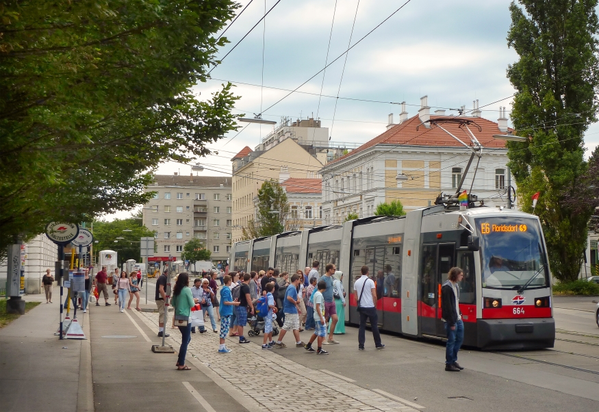 Linie E6 als Ersatz zur U6 in der Wexstraße Richtung Floridsdorf fahrend